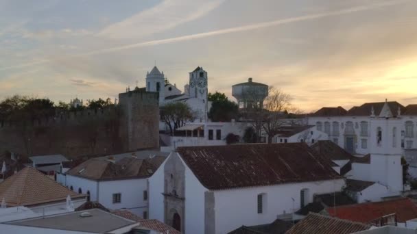 스페인 알가르브의 선다운에 Tavira 마을의 거리에있는 타워와 건물의 항공기 — 비디오