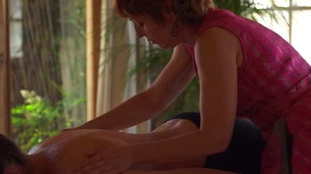 Vrouw Met Massage Spa Centrum — Stockvideo