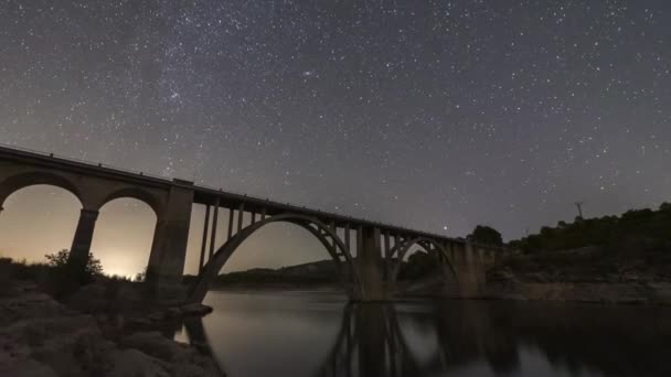Înclinarea Timpului Sus Ploii Meteoriți Perseid Peste Podul Arcuit Mașini — Videoclip de stoc