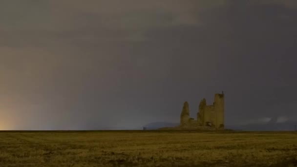 西班牙托莱多 中世纪的考迪拉城堡的遗迹 位于狂风暴雨的天空中 夜晚乌云密布 闪电闪烁 — 图库视频影像
