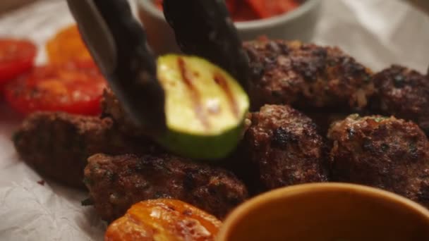 Arriba Primer Plano Cocinar Poniendo Calabacín Parrilla Carne Frita Servida — Vídeo de stock