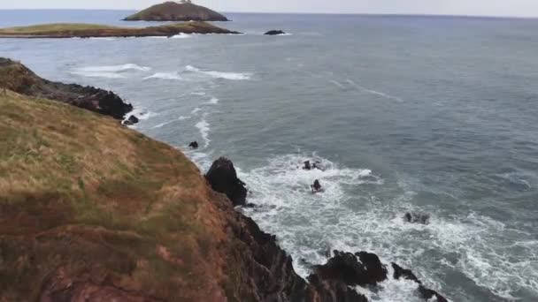Drohnen Ansicht Von Ruhigem Plätscherndem Meerwasser Mit Schäumenden Wellen Die — Stockvideo