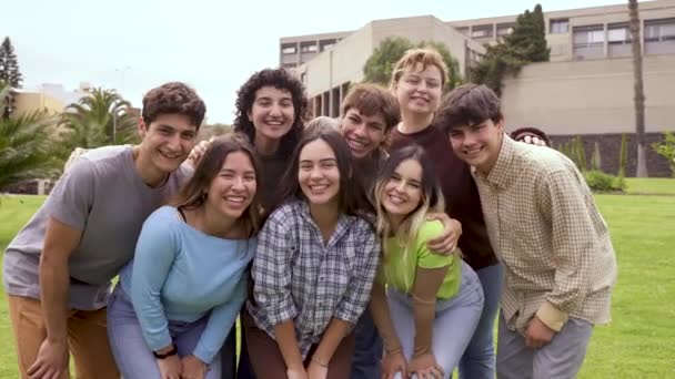 Grupo Jóvenes Caucásicos Felices Hombres Mujeres Sonriendo Mirando Cámara Mientras — Vídeos de Stock