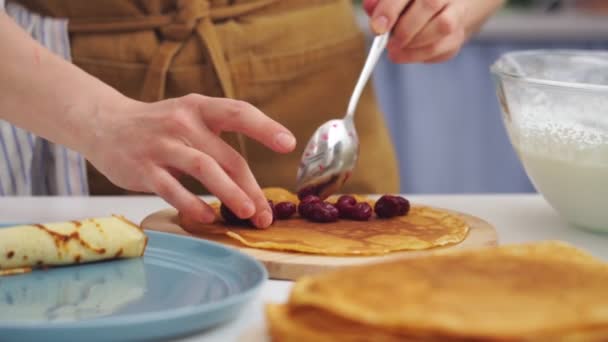 Cuoco Anonimo Preparare Pancake Con Mirtilli Rossi Lasciarlo Piatto Con — Video Stock