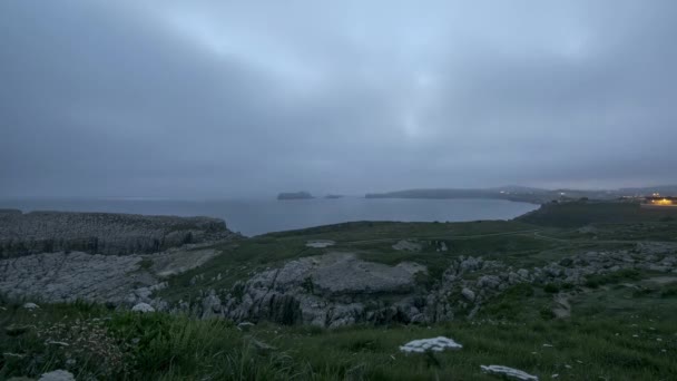 Time Lapse Plano Estático Nubes Niebla Flotando Sobre Acantilado Rocoso — Vídeos de Stock