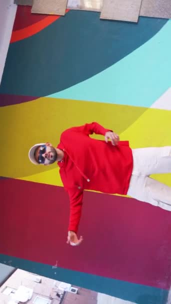 Стеження Кадром Бородатого Чоловіка Стильному Одязі Танцює Камери Під Час — стокове відео