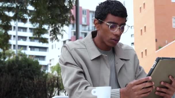 Soustředěný Afroamerický Podnikatel Stylovém Oblečení Brýlích Sedí Pouliční Kavárně Prohlíží — Stock video