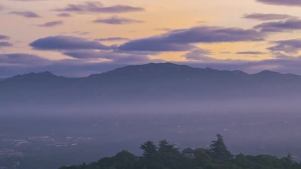 Time Lapse Pan Right Picos Europa Mountain Ridge Καλυμμένο Ομίχλη — Αρχείο Βίντεο