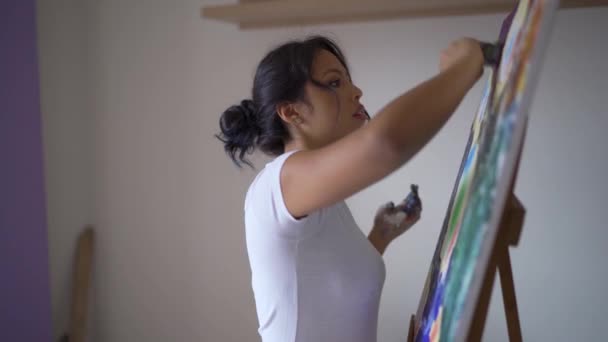 Zijaanzicht Vrouwelijke Kunstenaar Met Vuile Handen Schilderen Met Spons Aquarellen — Stockvideo