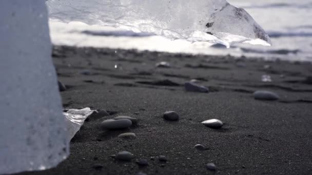 Piano Terra Ghiaccio Che Scioglie Sulla Spiaggia Sabbiosa Inverno Gocce — Video Stock