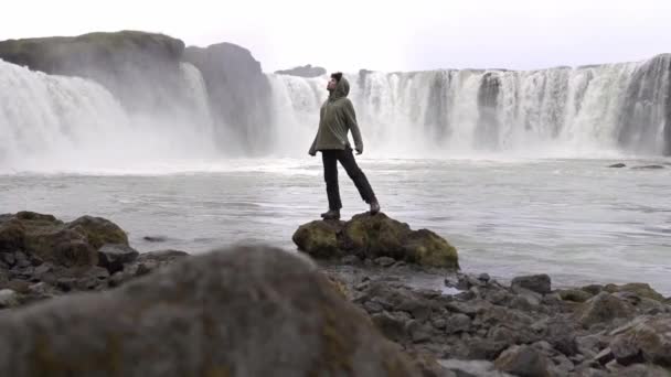 Seluruh Turis Laki Laki Berdiri Atas Batu Melawan Dettifoss Yang — Stok Video