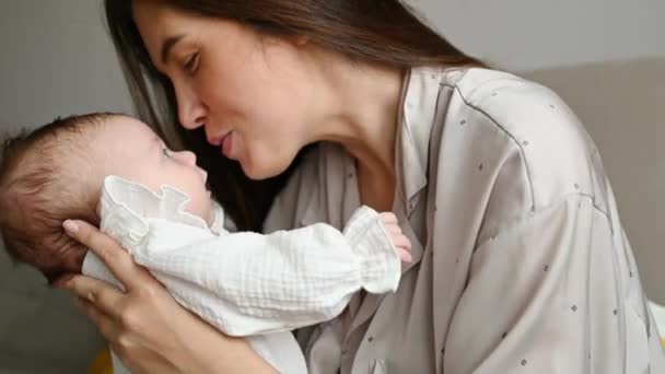 Mutlu Bir Annenin Hafta Sonu Evde Yeni Doğmuş Bebeğini Öperken — Stok video