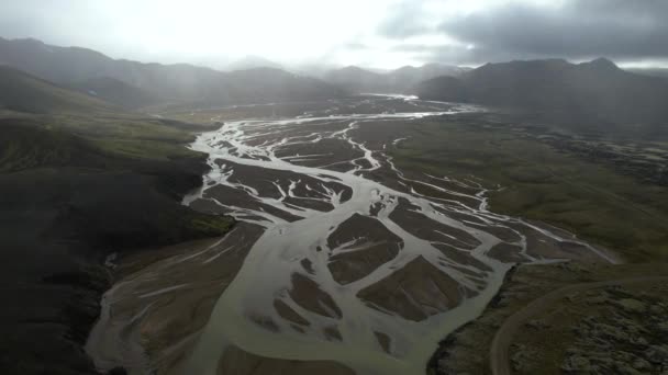 アイスランドの曇りの朝の山の中で日光浴の川のエステリーの息をのむようなドローンビュー — ストック動画