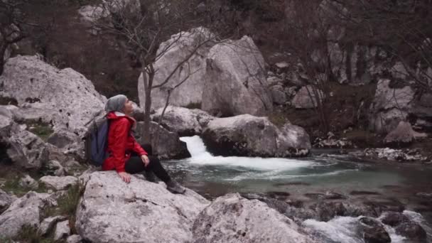 Tourist Sitting Stone Enjoying Mountain Waterfall Lake Mountain — Stock Video