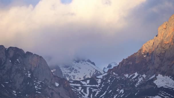Ruige Besneeuwde Picos Europa Berg Gelegen Tegen Bewolkte Lucht Spanje — Stockvideo
