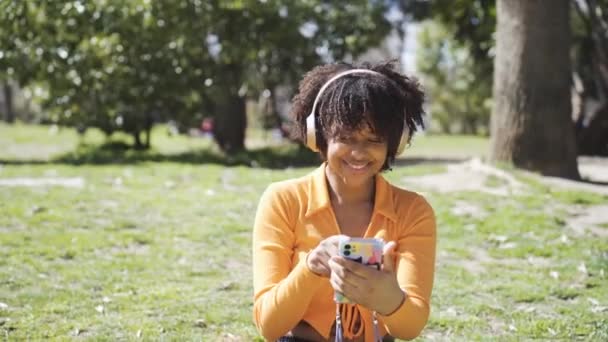 Handheld Shot Van Vrolijke Jonge Afro Amerikaanse Vrouw Casual Kleding — Stockvideo