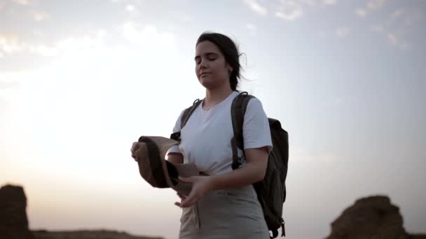 Von Unten Seitenansicht Eines Touristen Mit Rucksack Und Hut Während — Stockvideo