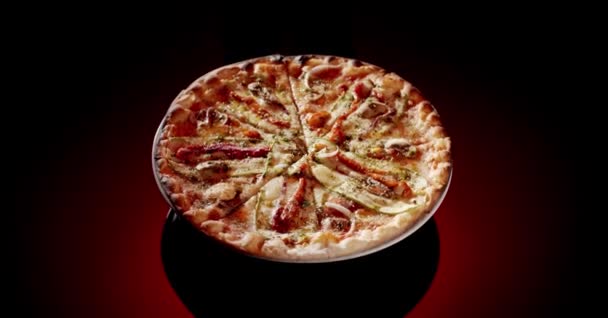 Výše Uvedeného Talíře Chutného Čerstvého Sýra Rajčatové Pizzy Otáčení Tmavě — Stock video