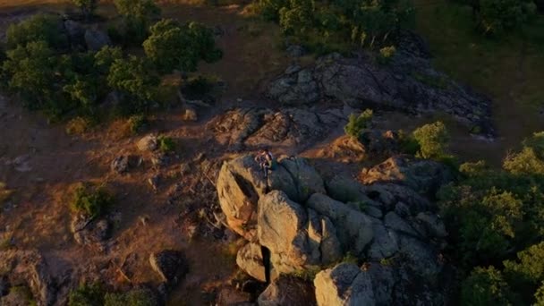 Drone Άποψη Του Ζευγαριού Των Τουριστών Που Κάθονται Στην Πέτρα — Αρχείο Βίντεο