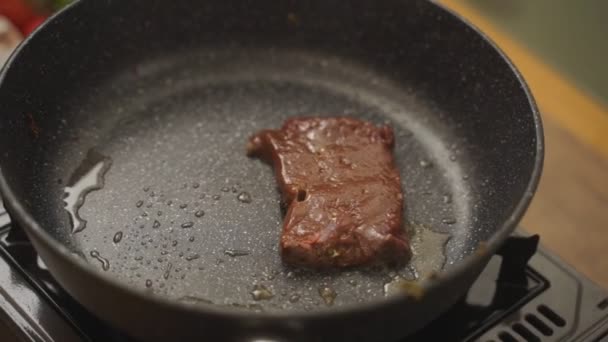 Mutfaktaki Yemek Hazırlıkları Sırasında Tavada Kızartılmış Eti Karıştırırken Maşa Kullanan — Stok video