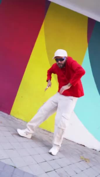 Стеження Кадром Бородатого Чоловіка Стильному Одязі Танцює Камери Під Час — стокове відео