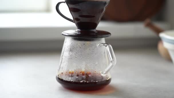 Heet Stomend Gebrouwen Koffie Druipt Van Papieren Filter Glazen Pot — Stockvideo