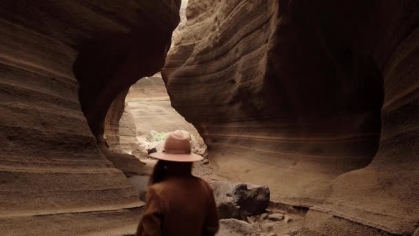 Mulher Caminhando Dentro Ravina Com Pedras Grandes — Vídeo de Stock