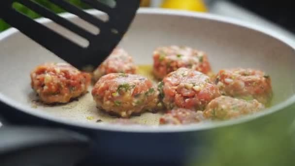 부엌에서 카운터에서 요리사에 미트볼을 돌리는 사람을 자르십시오 — 비디오