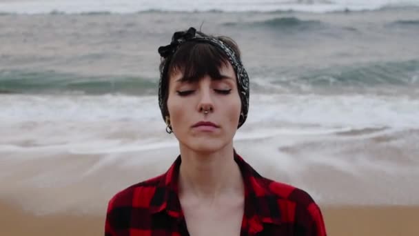 Женщина Стоящая Мокром Песке Пляже — стоковое видео