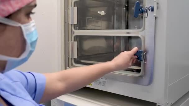Mulher Irreconhecível Uniforme Médico Máscara Colocando Dishe Petri Com Embriões — Vídeo de Stock
