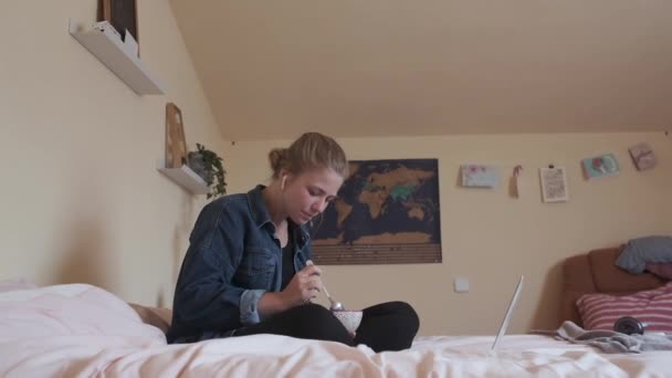 Dívka Pomocí Počítače Jíst Ráno — Stock video