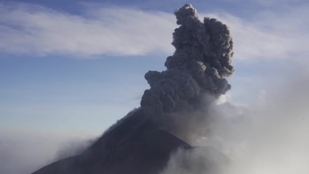 Mavi Gökyüzüne Karşı Aktif Volkandan Yükselen Yoğun Gri Duman Bulutunun — Stok video
