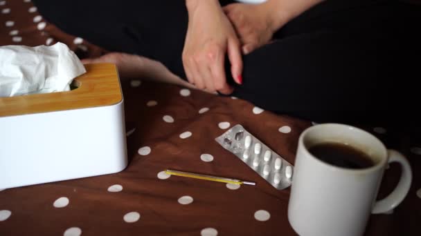 Mujer Cama Está Enferma Casa Con Una Taza Pastillas — Vídeos de Stock