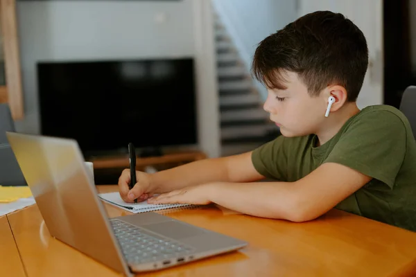 Vista Lateral Criança Escrevendo Caderno Espiral Fazer Tarefa Casa Mesa — Fotografia de Stock