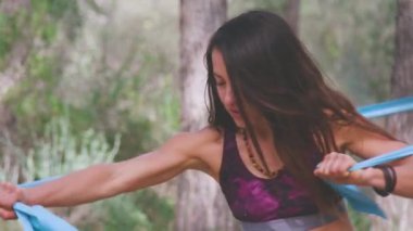 Parkta egzersiz yapan genç kadın.