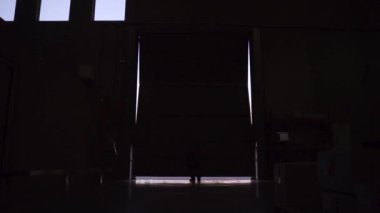 Depoyu açan genç adam.