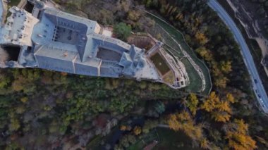 İspanya 'nın Avila kentinde sonbahar günü şehrin ortasında yer alan Segovia Katedrali' nin hava manzarasının en üst görüntüsü