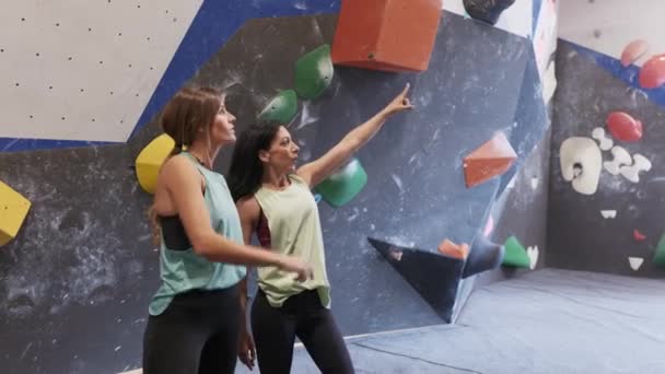 Seitenansicht Junger Freundinnen Die Beim Kletter Training Mit Farbig Codierten — Stockvideo