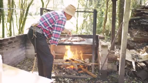Argentinsk Mand Hat Med Gaffel Justering Friske Kødstykker Rack Flamme – Stock-video