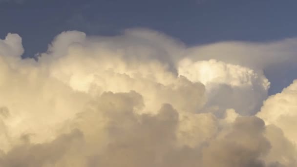 Tempo Lapso Baixo Ângulo Nuvens Brancas Grossas Flutuando Céu Azul — Vídeo de Stock