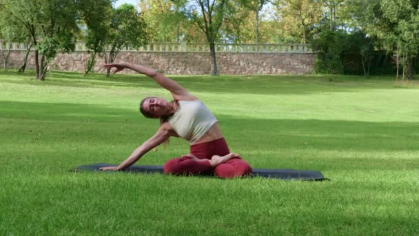 Real Time Fit Wysportowana Kobieta Praktykująca Jogę Siedząca Lotosu Pozuje — Wideo stockowe