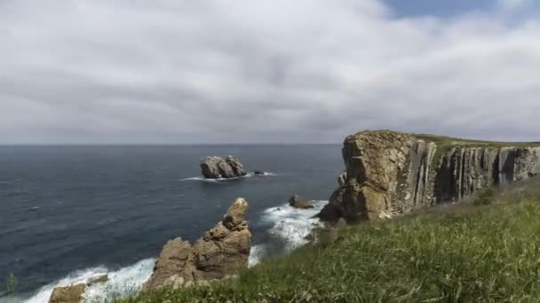 Statische Aufnahme Von Meerwasser Das Der Nähe Der Klippen Des — Stockvideo