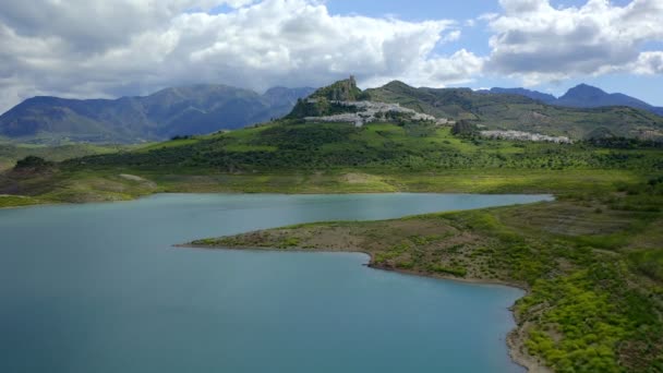 Pintoresca Vista Dron Embalse Tranquilo Situado Cerca Exuberantes Montañas Verdes — Vídeo de stock
