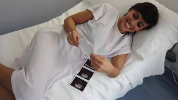 Arriba Embarazada Hembra Inspeccionando Imagen Ecografía Mientras Está Acostado Cama — Vídeos de Stock