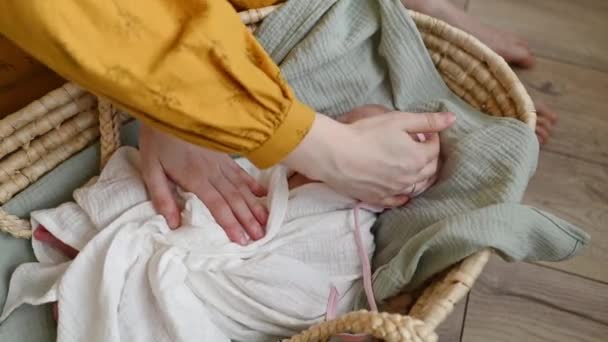 Draufsicht Auf Anonyme Weibliche Tröstende Schlafende Säuglinge Weißer Mütze Und — Stockvideo