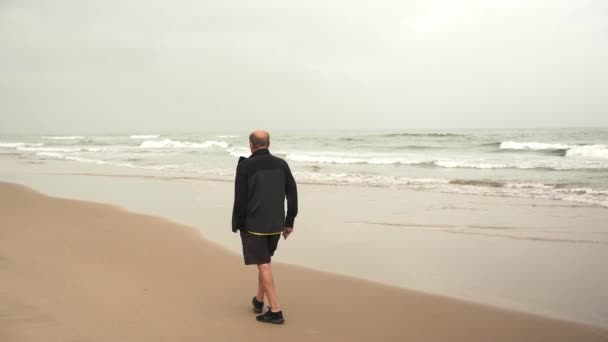 Side View Ηλικιωμένος Άνδρας Πόδια Στην Παραλία Κοντά Κυματίζει Θάλασσα — Αρχείο Βίντεο