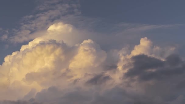 Czas Upływa Niski Kąt Białych Grubych Chmur Unoszących Się Niebieskim — Wideo stockowe