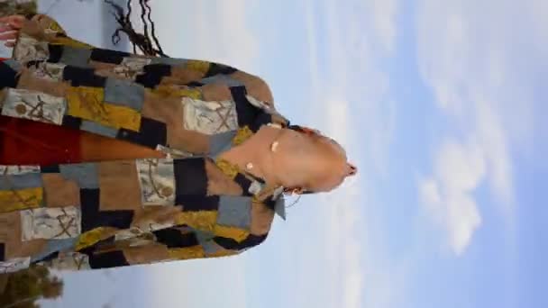 Niederwinkelaufnahme Einer Energischen Erwachsenen Frau Stylischer Kleidung Die Der Natur — Stockvideo