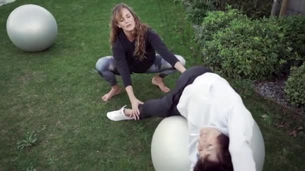 Vrouwelijke Persoonlijke Yoga Instructeur Helpen Volwassen Vrouw Doen Asana Leunen — Stockvideo
