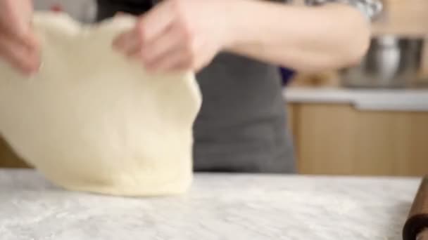 Anonimowa Kobieta Przy Użyciu Wałka Rozciągania Świeżego Ciasta Stole Podczas — Wideo stockowe
